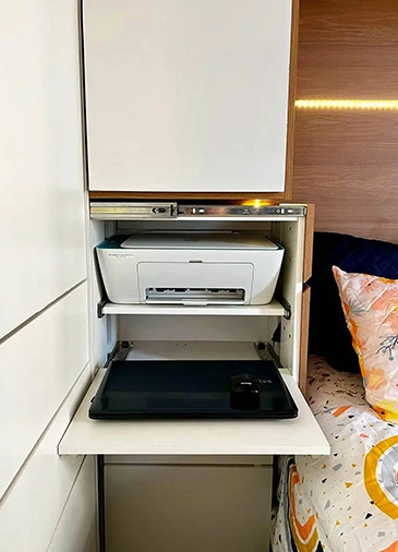Home office em armário de casal com duas prateleiras com computador e impressora