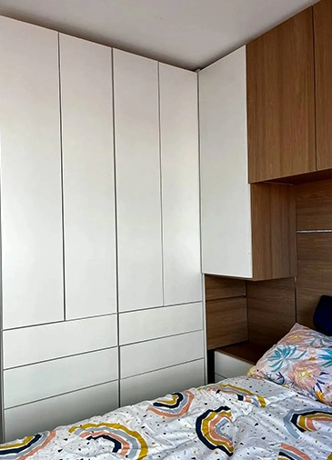 Visão láteral de armário branco e marrom quarto de casal