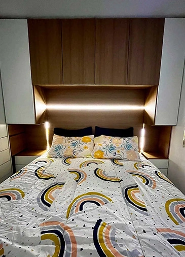 quarto de casal com armário superior, iluminação led embutida e cama