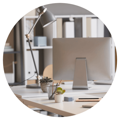 mesa de escritório home office com computador