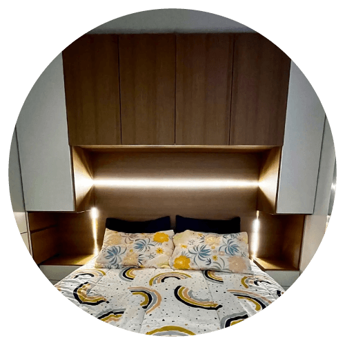 Imagem ícone quarto de casal com armários suspensos e iluminação de LED